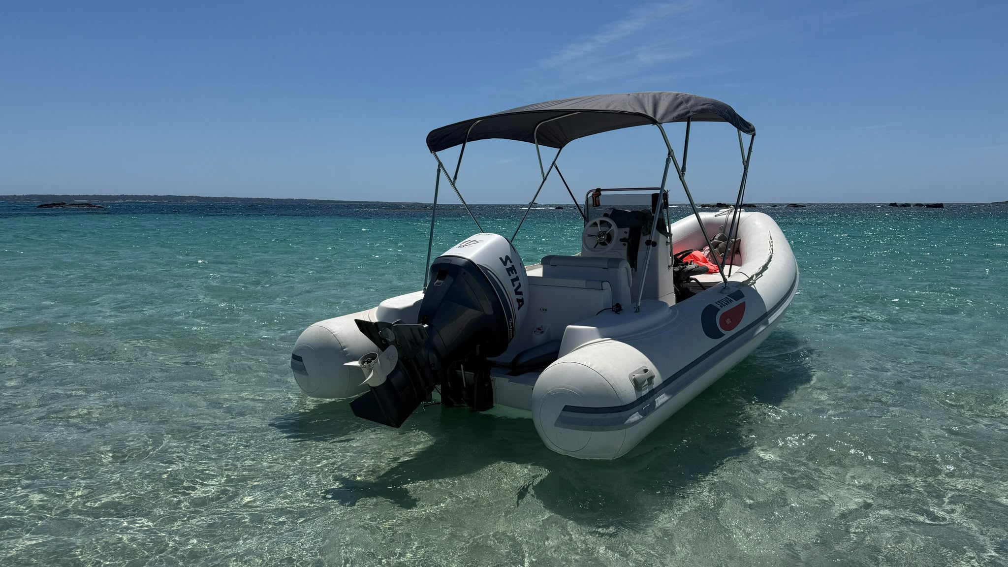 Sportboot mit Skipper vor Ibiza